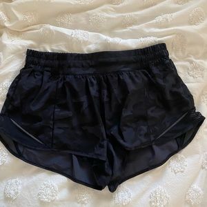 LIKE NEW lulu lemon shorts hotty hot 2.5”